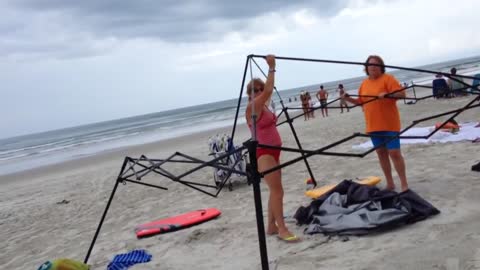 Busted! Two women caught stealing a canopy on the beach, then attack!