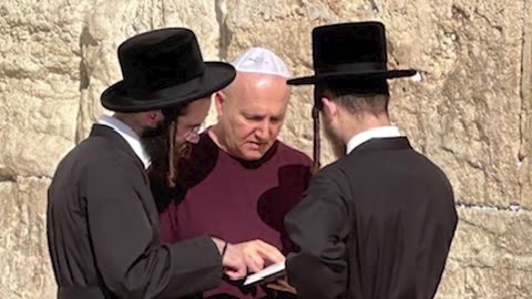 Watch: What Happens In This Jerusalem Outreach - Messianic Rabbi Zev Porat Preaches