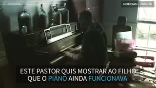 Emocionante: Pastor toca piano em casa inundada no Texas
