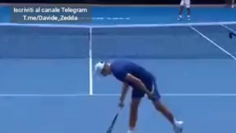 ‼️Finale Junior, gambe del tennista Mensik si bloccano ed è costretto ad uscire in sedia a rotelle‼️