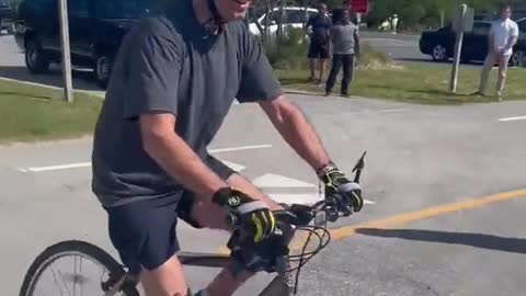 🇺🇸| Moment when President Biden falls off his bike in Delaware.