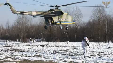 Воїни десантники відпрацьовують тактичні дії із залученням вертольотів армійської авіації