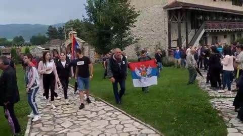 Građani ispred manastira Đurđevi stupovi