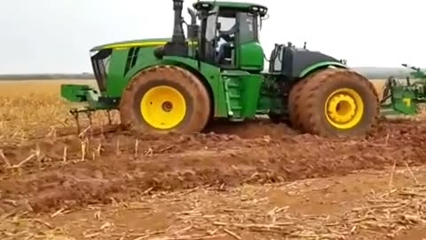tractors stuck, machines accelerating (73)