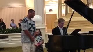 Man Shocks Resort Audience As He Beautifully Sings With Pianist