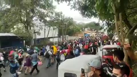 Giant volumes of illlegal aliens from central america, breaking through the guatamalan border