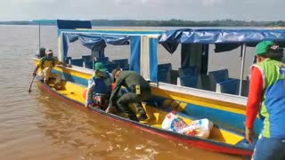 Video: Policía entregó una canoa a un adulto mayor en Santander