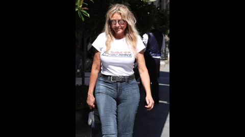 Carol Vorderman At Restaurant - Skinny Jeans & Leather Toeless Heels Style
