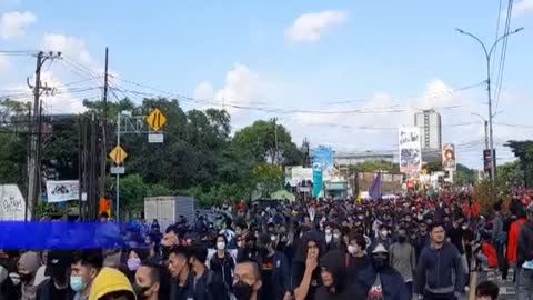 (Demonstration 11 APRIL) STUDENT COMBINED CLOSED THE INDEPENDENT PERINTIS ROAD MAKASSAR