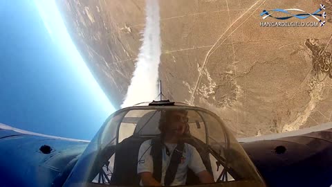 Vista desde la cabina capta sorprendente giro plano invertido desde un avión de acrobacia