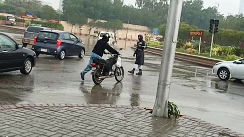 #karachi_trafic_costable_on_duty_during_rain