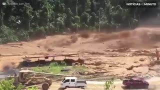O impressionante momento em que uma barragem se rompe