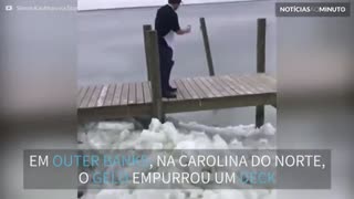 Gelo empurra deck na Carolina do Norte