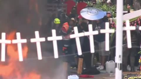 New Zealand - Clashes between citizens who want an end to vaccine mandates and police in front of the Parliament House in Wellington