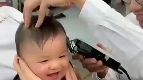 ADORABLE BABY’S HEARTWARMING REACTION to haircutting