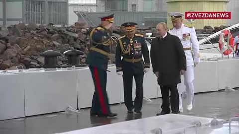 Putin, Šojgu a Jevmenov blahopřejí námořníkům ke Dni námořnictva v Kronštadtu