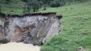 Evacuarán a tres familias tras formación de gigante cráter en Santander