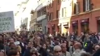 Thousands of Italian Liberty-Lovers Take it to the Streets Against Passports
