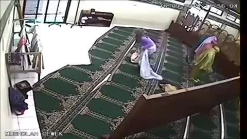 Lady Stealing While Praying In Mosque