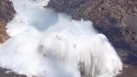 Unstoppable Force: Witness a Million-Ton Avalanche Blitz at 200 MPH !