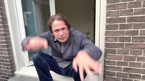 Hans Teeuwen heeft een ontzettend naar gevoel over het injectie van gentherapie paspoort