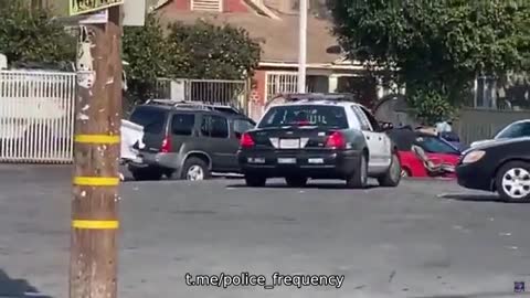 🚨 LA protesters block street and traffic...