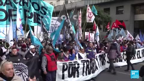 Protesters take to streets of Buenos Aires as Argentina economic crisis deepens • FRANCE 24