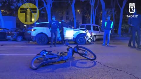 Un VTC arrolla a una ciclista en el Paseo del Prado de Madrid