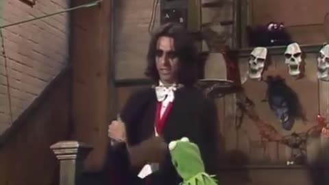 Alice Cooper telling industry secrets on The Muppet Show.