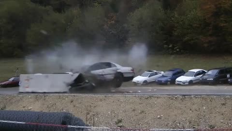 Stun experiment with the cars collided as the velocity of 200km / h