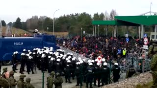 Polish forces in standoff with migrants at border