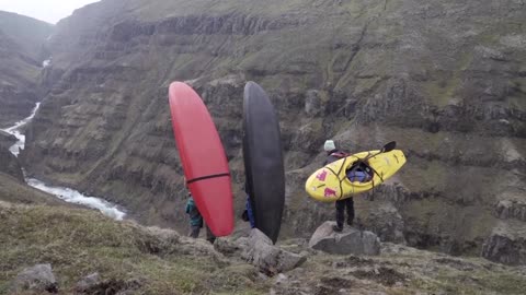Kayakers take on Icelandic wilderness