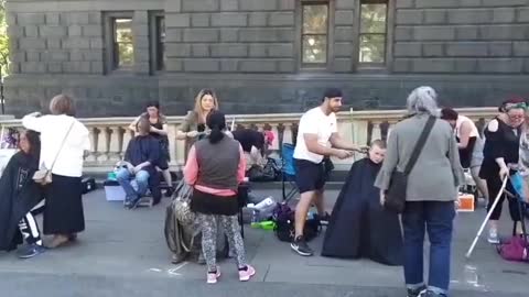 Australian Hairdressers giving the UNVAXXED & BANNED FREE HAIRCUTS Outside