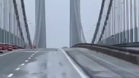 New York's Verrazano Bridge Groans and Shifts in High Winds.😱
