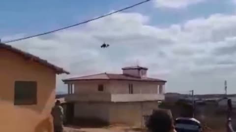 Homem constrói helicóptero com restos de carros e mortos