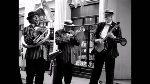 Amazing Live Band Performs on the Streets of London