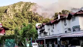 Wildfires threaten hotels in Turkey