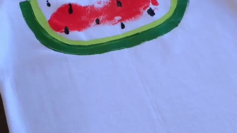 You can draw sweet watermelons with baby jiojio. It's very simple and meaningful