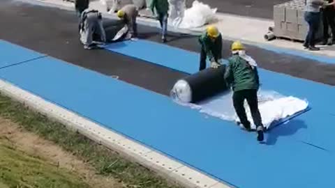 Comenzó la instalación del sintético en la pista del estadio de atletismo 2