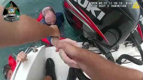 Pasco Sheriff Body Cam Shows Deputy Rescuing 5 Boaters Capsized In The Gulf of Mexico