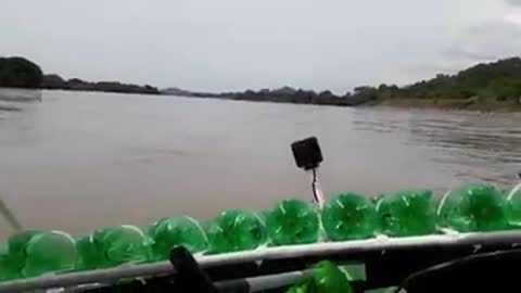 La travesía de tres santandereanos en un barco de botellas por el río Magdalena