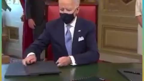 Joe Biden che "non sa cosa sta firmando"