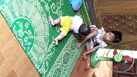 Video baby tập lẫy thật đáng kinh ngạc