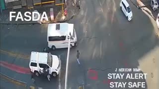 Traffic light robbery in the Joburg CBD caught on CCTV on a camera.