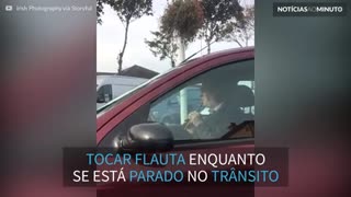 Homem toca flauta para aguentar stress do trânsito