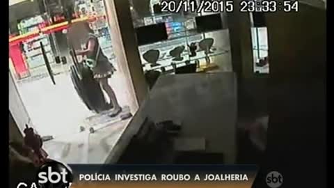 Mulheres são fragadas roubando loja de jóias