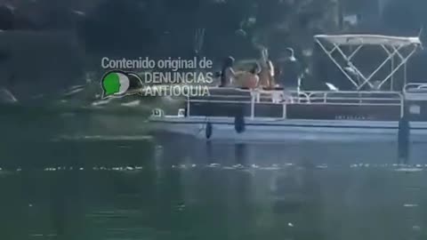 Video: Pillaron a varias mujer rumbeando sin ropa en la represa de Guatapé