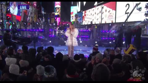 Diva Mariah Carey New Year's Eve Performance 'A Disaster;' "Where's My Hot Tea?"