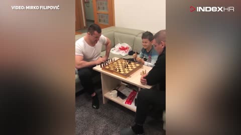 Mirko Filipović pobjeđuje Antu Deliju u šahu