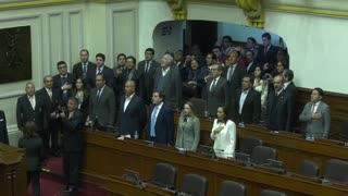 Mercedes Aráoz juró como presidenta encargada de Perú ante una facción del Congreso